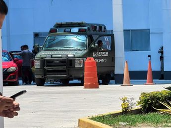 Ambulancia del Ejército traslada a elementos de la GN heridos tras volcar en la Cuacnopalan-Oaxaca / Apolonia Amayo