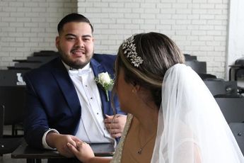 Pareja hace su sesión de fotos en prepa de la UANL en Monterrey / Especial