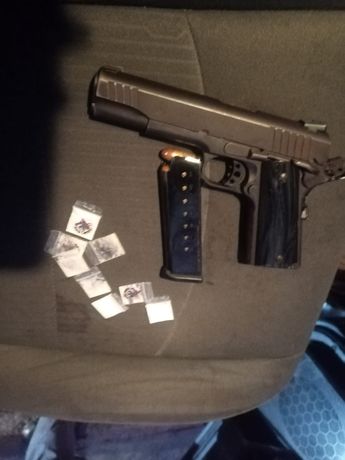 Arma cargada y dosis de droga encontradas al detenido. | Cortesía