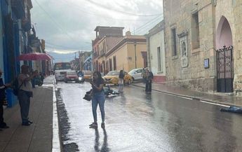 La motocicleta y cuerpo del joven quedaron sobre el asfalto / Especial