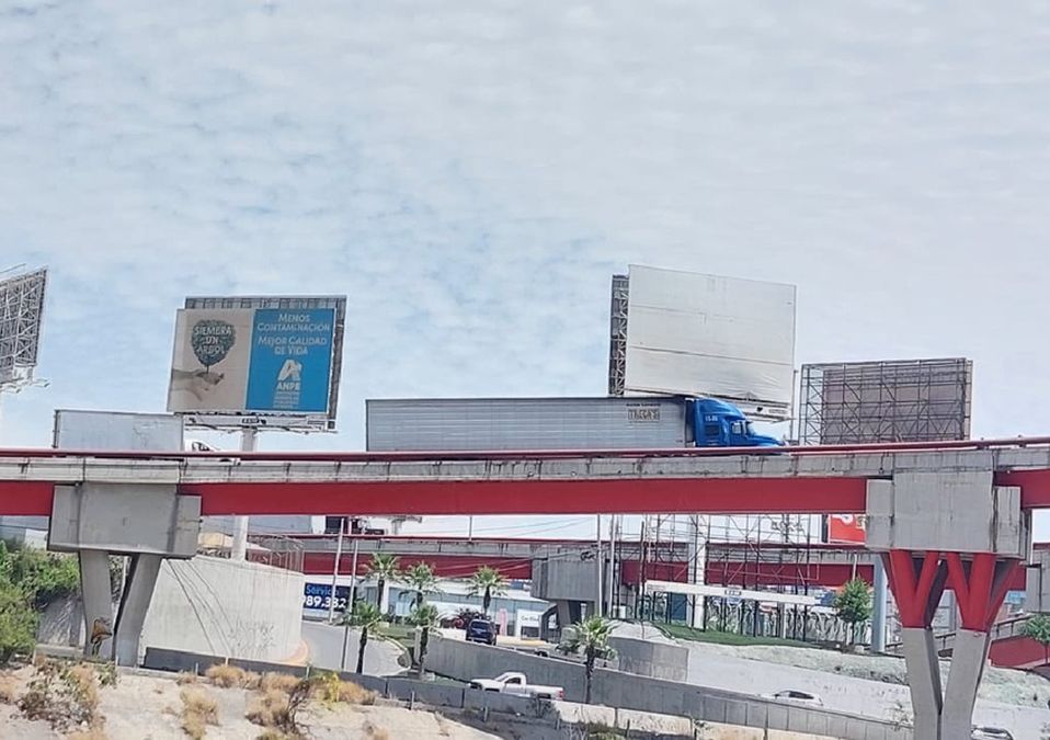 Tráiler varado en Monterrey. / Leyda Estrada
