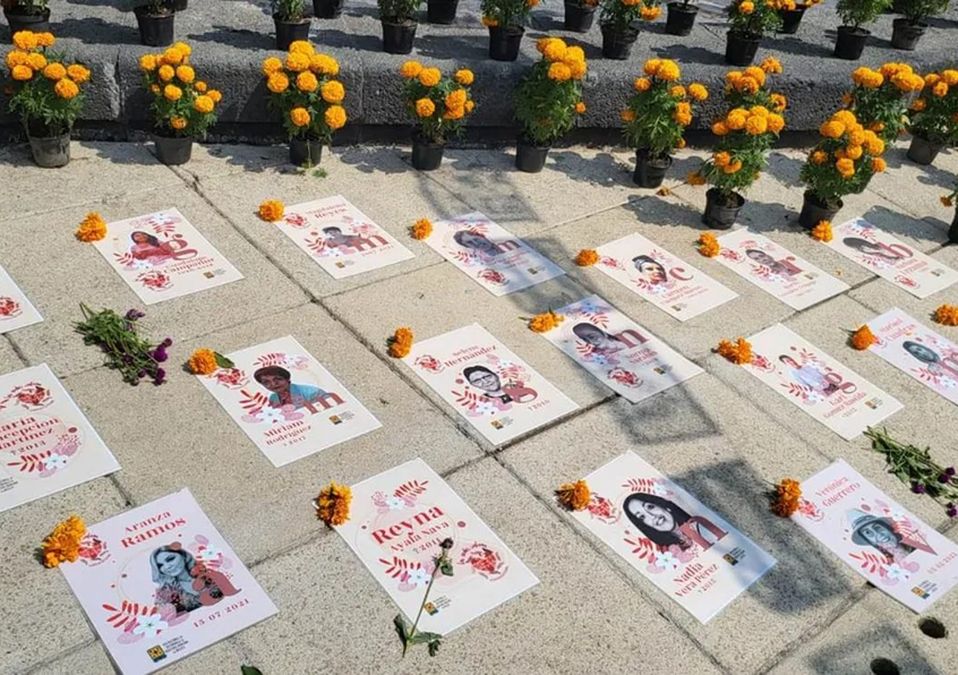 Instalan ofrenda en el Monumento a la Revolución en honor a periodistas asesinados