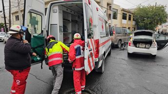El chofer del taxi fue trasladado a un hospital por paramédicos. | Fabricio Gallegos