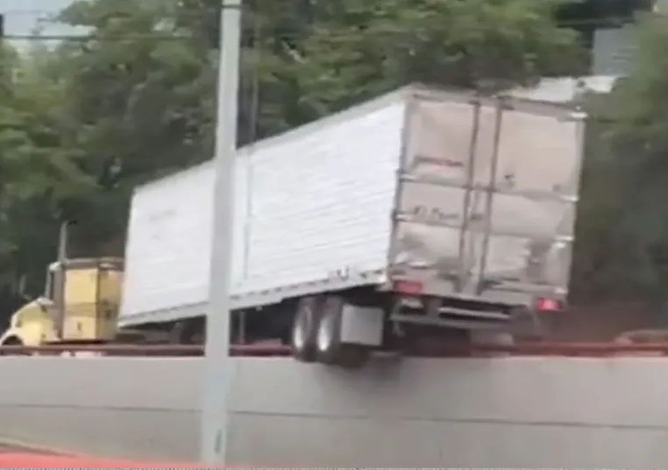 Trailero paga 16 mil pesos de multa tras ‘patinar’ sobre barandal en San Pedro