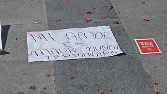 Madres de familia colocaron pancartas en la Explanada de los Héroes en la Macroplaza. | Fabricio Gallegos