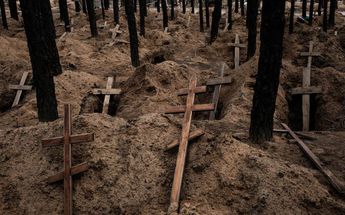 Tumbas vacías después de la exhumación de cuerpos / AFP