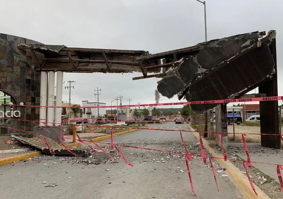 Tráiler destruye entrada de sector Colinas de Santa Engracia, en Pesquería