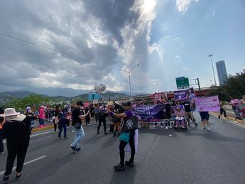 Contingente bloquea avenida Constitución Exprés / Frida Rodríguez
