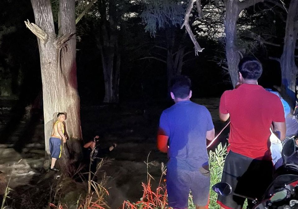 Cinco integrantes de una familia permanecieron varados dentro del cauce tras verse sorprendidos por la creciente del río. | Cortesía