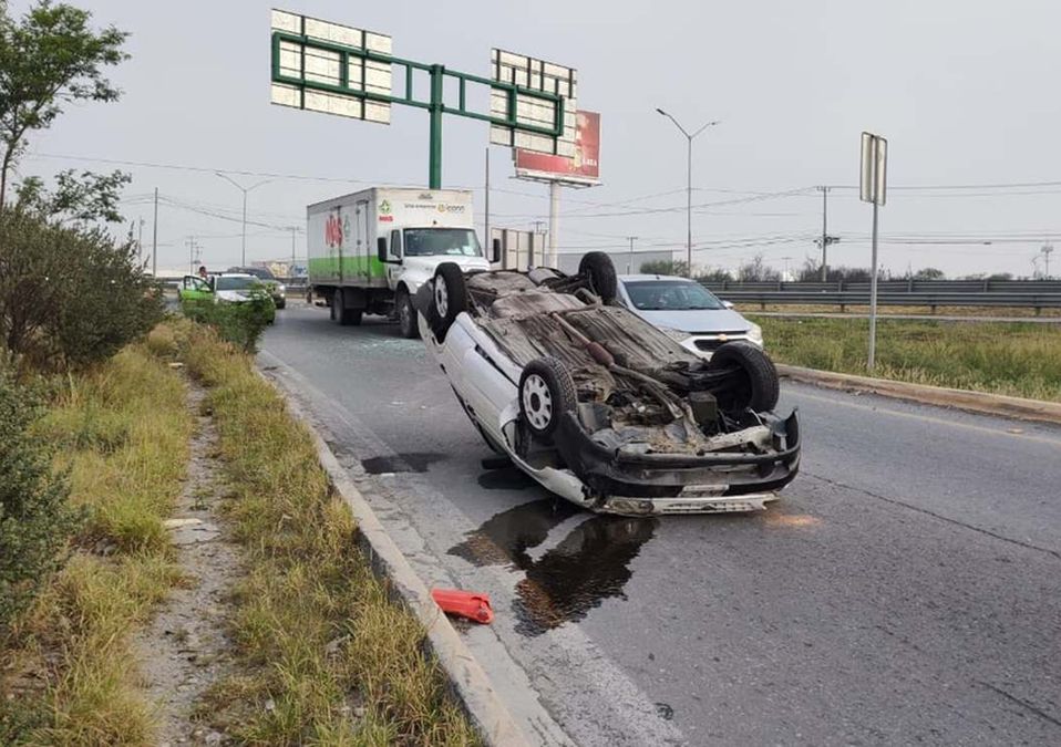 Automovilista huye tras volcar en el bulevar Miguel de la Madrid en Guadalupe. | Agustín Martínez