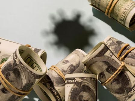 El precio del dólar se mide cada día de lunes a viernes | Freepik