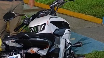 Motocicleta de la víctima manchada de sangre / Vicente Torres Alfaro