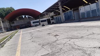 Los vehículos, en muchos casos, son camionetas tipo van, autobuses modificados o incluso autos particulares adaptados | Nancy Camacho