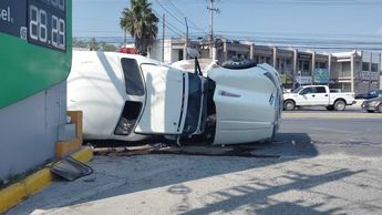 Un tráiler volcó sobre la avenida Humberto Ramos Lozano. | Agustín Martínez