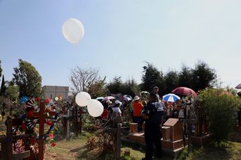 Globos blancos adornaron el panteón donde sepultaron a Génesis, víctima de feminicidio en Puebla / Melanie Torres