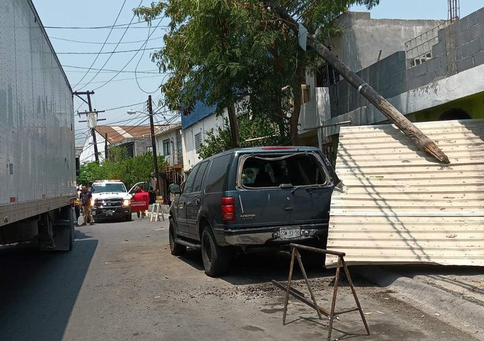 Tráiler derriba poste y techo de lámina sobre camioneta en la colonia Burócratas del Estado. | Erik Rocha