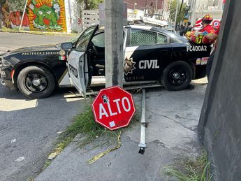 Los vehículos derribaron un señalamiento de alto. | Pamela Villanueva