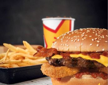 La hamburguesa Western Bacon CheeseBurger tiene dos carnes. | Especial