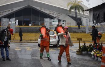 Personal de servicios públicos en la Basílica. | Jorge López