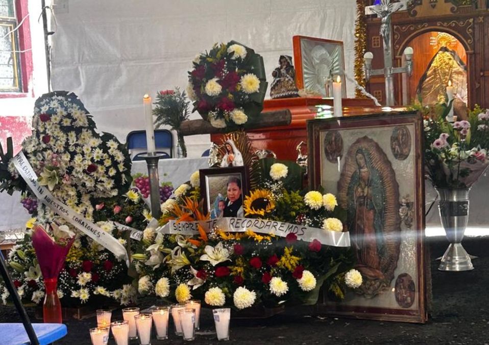 Alicia Matías fue despedida en un ataúd de madera y rodeada de flores | Juan Camacho