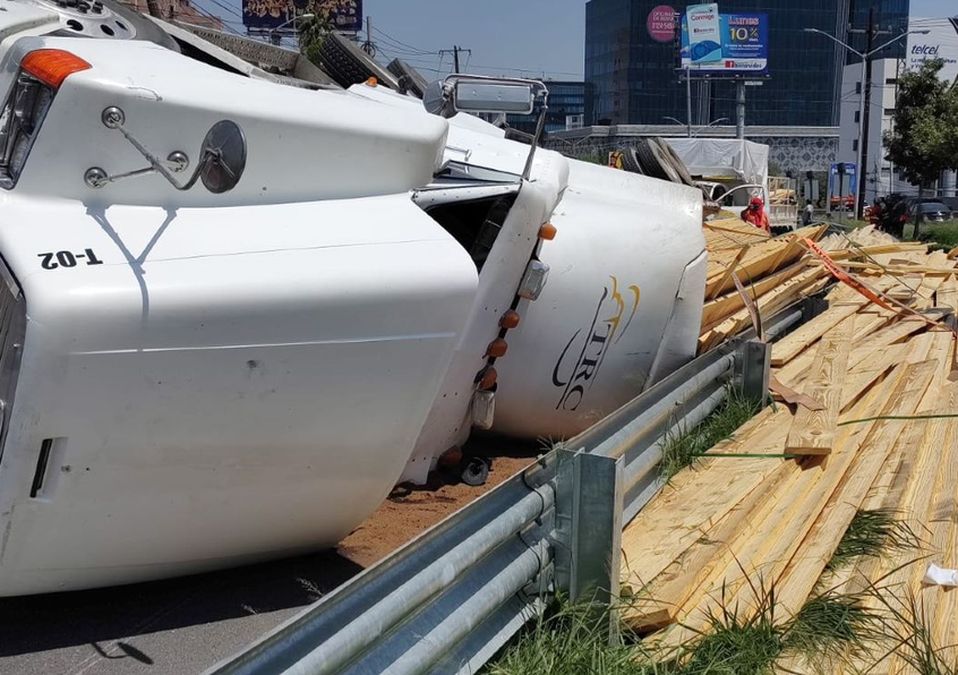 Vuelca un tráiler de carga sobre la avenida Revolución en Monterrey Agustín Martínez