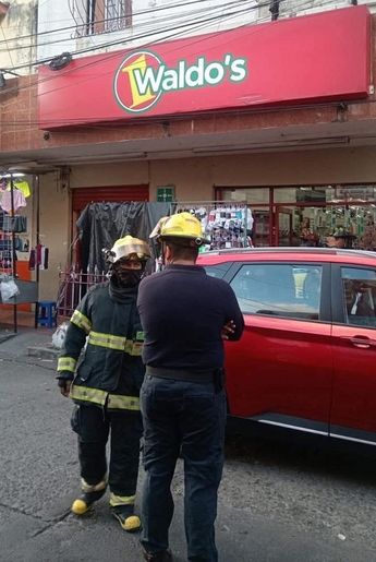 Elementos de bomberos inspeccionaron la tienda Waldo's ante el temor de una posible fuga de metano / Especial