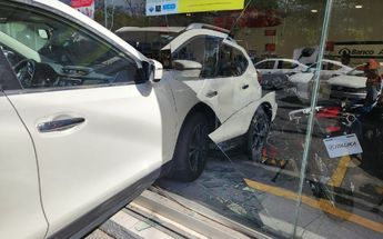 Choque de la camioneta contra un Elektra / Juan Carlos Munguía