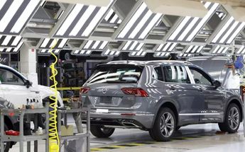 Autos en línea de producción de la planta Volkswagen en Puebla / Volkswagen de México