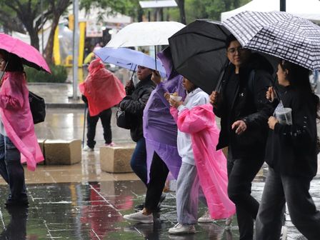 Debido a la caída inesperada de lluvias en la capital del país, los ciudadanos cargan con impermeable y paraguas | Javier Ríos