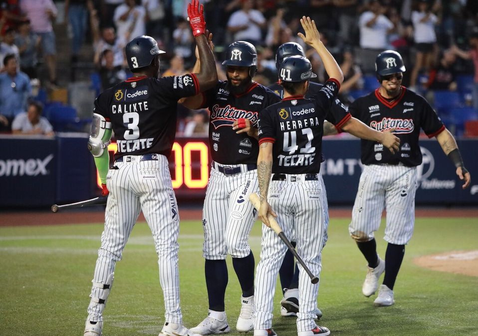 Jugadores de Sultanes de Monterrey festejando un triunfo en la LMB / Twitter @SultanesOficial