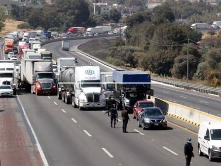 Transportistas exgen seguridad en las carreteras y cierran la autopista México-Puebla / Redes Sociales