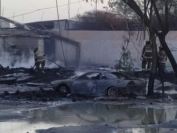Incendio en el patio de una fábrica de tarimas en Apodaca. | Agustín Martínez
