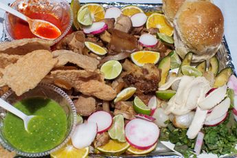 Las charolas de carnitas son el platillo estrella de este Festival, mezclando verduras, chicharrón, cemitas y toques cítricos / Agencia Es Imagen