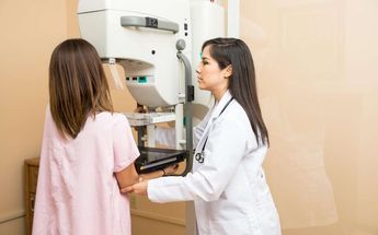 El mayor número de muertes por cáncer de mama en México se dio dentro del grupo de mujeres de entre 60 a 74 años de edad. | Archivo