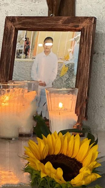 Sebastián en una fotografía que lo espera en una capilla improvisdada de Tehuacán, donde será velado tras ser asesinado a golpes / Apolonia Amayo
