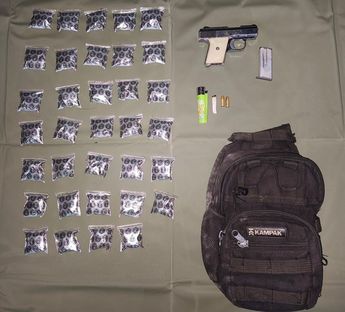 Arma y dosis de drogas decomisadas al hombre detenido en Hidalgo, Nuevo León. | Cortesía