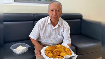 Renato, mejor conocido como 'el señor de las empanadas de la UANL' en Monterrey | Especial