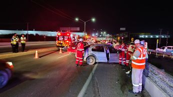 Paramédicos y rescatistas atendieron la emergencia en el puente; a pesar de los severos daños materiales, los involucrados resultaron ilesos.