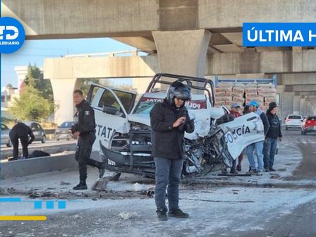 Autoridades laboran en el punto del choque entre un taxi y una patrulla de la policía estatal de Puebla / Especial