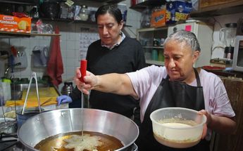 Leticia y su hijo preparan unos buñuelos de viento / Melanie Torres