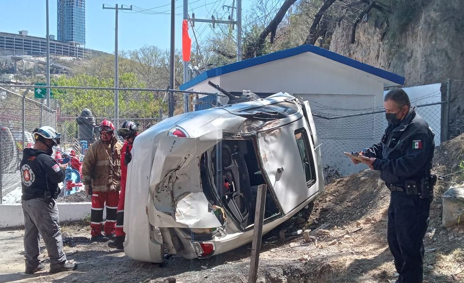 A pesar de lo aparatoso del accidente, la mujer logró salir por su propio pie del vehículo, e incluso presentaba mínimas heridas. | Lourdes Soler