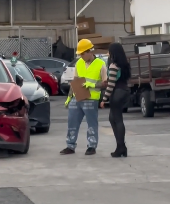 Hombre entra a Ford sólo por usar chaleco amarillo | Especial