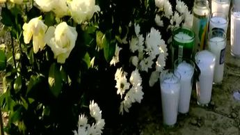 Flores y veladoras dejan a personas que murieron en evento político en San Pedro, Nuevo León