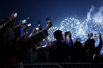 Miles de personas reciben el 2025 en el puerto Victoria de Hong Kong / Reuters