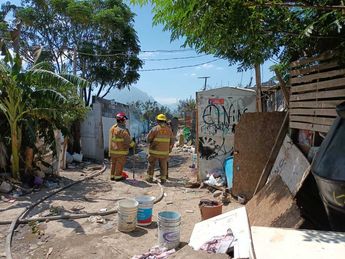 Se incendian 20 tejabanes en colonia El Palmar en Monterrey / Cynthia Pardo