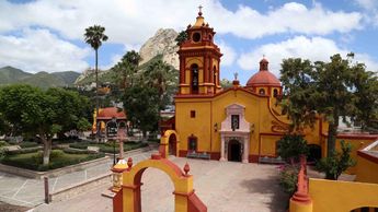 El templo de San Sebastián Mártir en Peña de Bernal es uno de los principales atractivos. Foto: Especial.
