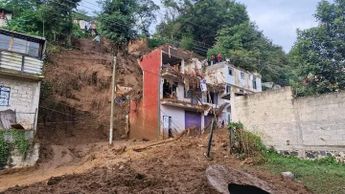Deslave en Xalapa dejó una casa destruida, sepultando a siete personas; cuatro murieron / Isabel Zamudio
