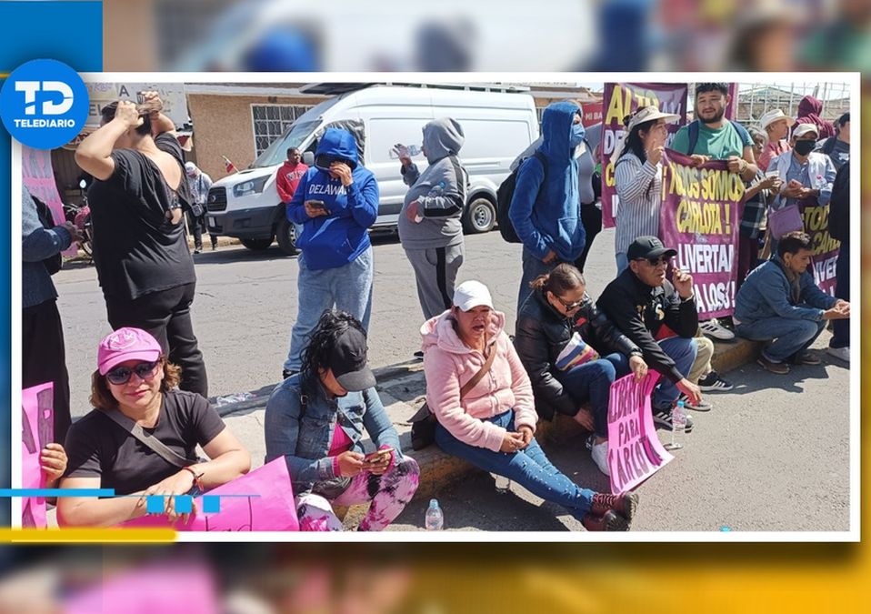 Con pancartas y el corrido de “Doña Carlota”, los manifestantes se encuentran afuera de los juzgados de Chalco | Zuleyma García