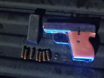 Al hombre se le detuvo cuando salía de su casa, y se le encontró el arma de fuego en la bolsa de su pants. | Cortesía