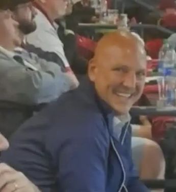 Persona se ríe del insulto de aficionado a Rob Manfred.